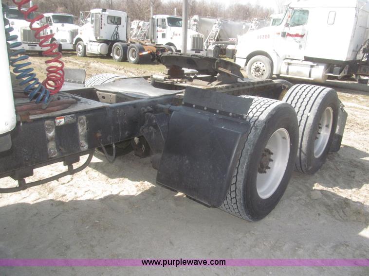 image for item F7341 2005 Freightliner Columbia CL120 semi truck