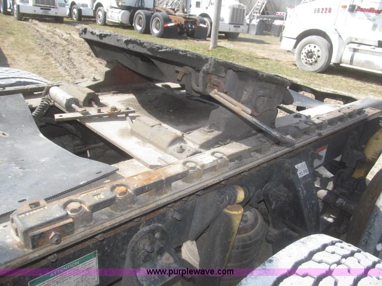 image for item F7341 2005 Freightliner Columbia CL120 semi truck