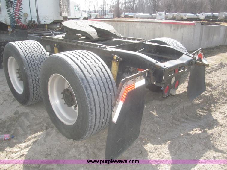 image for item F7341 2005 Freightliner Columbia CL120 semi truck