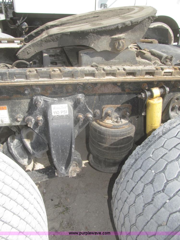 image for item F7341 2005 Freightliner Columbia CL120 semi truck