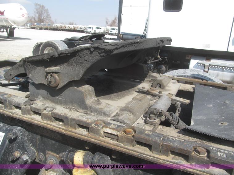 image for item F7341 2005 Freightliner Columbia CL120 semi truck