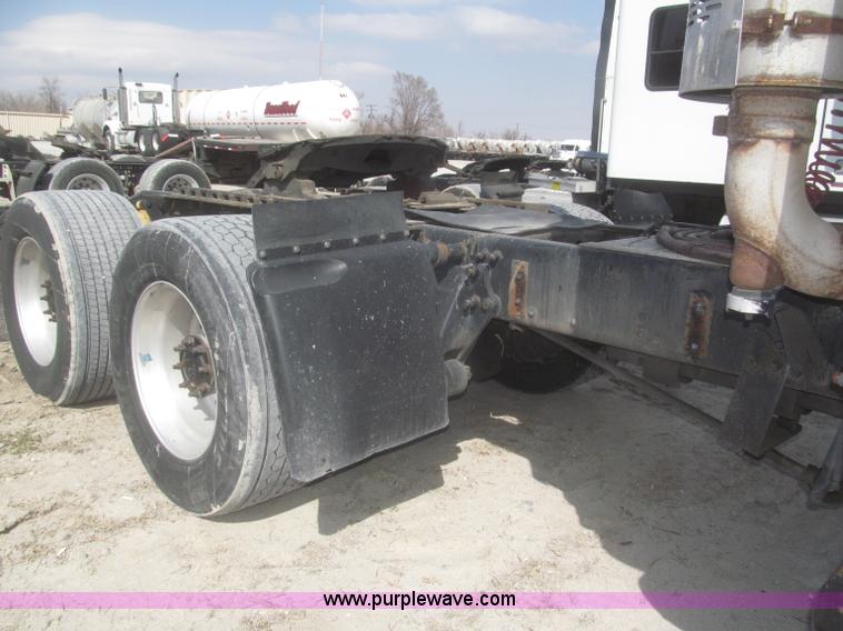 image for item F7341 2005 Freightliner Columbia CL120 semi truck