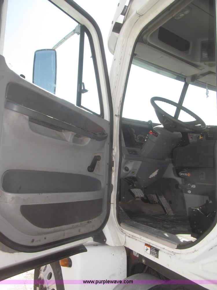 image for item F7341 2005 Freightliner Columbia CL120 semi truck