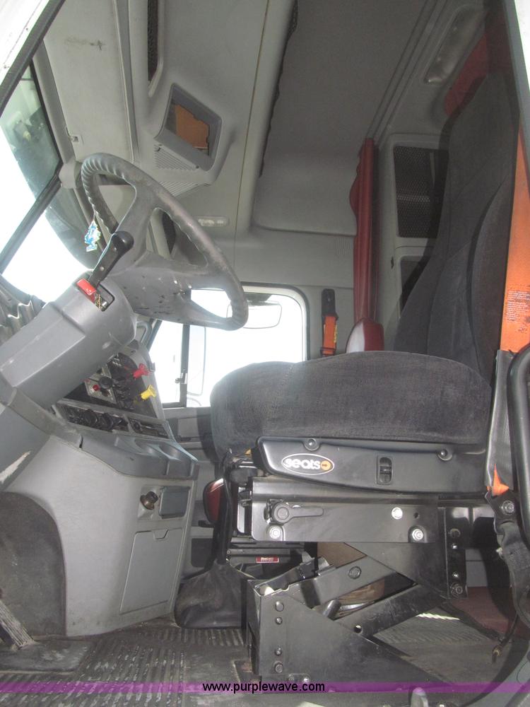 image for item F7341 2005 Freightliner Columbia CL120 semi truck