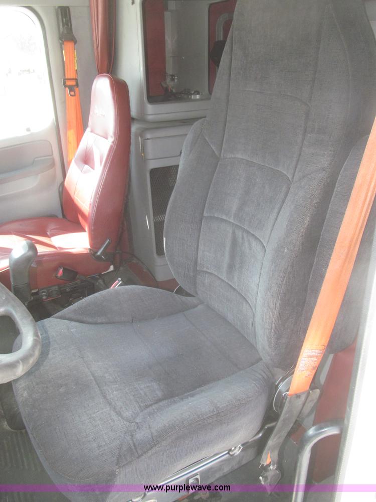 image for item F7341 2005 Freightliner Columbia CL120 semi truck