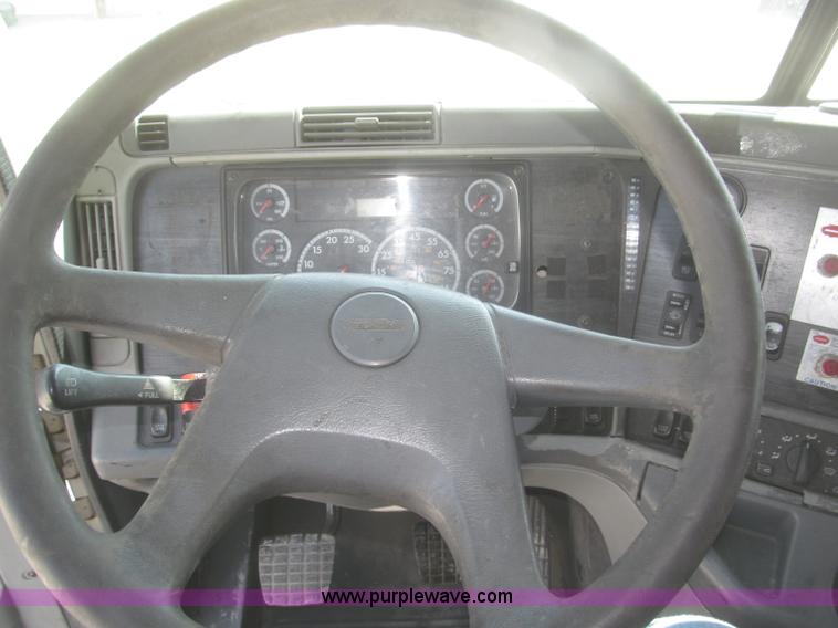 image for item F7341 2005 Freightliner Columbia CL120 semi truck