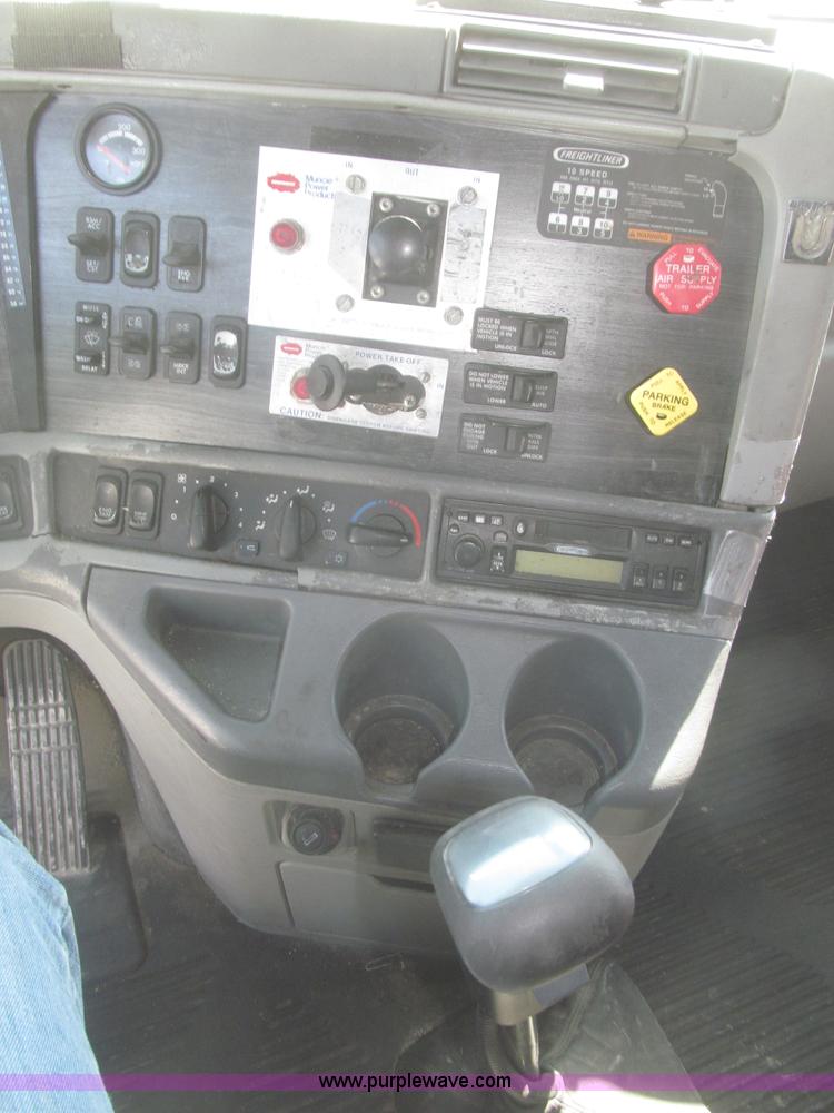 image for item F7341 2005 Freightliner Columbia CL120 semi truck