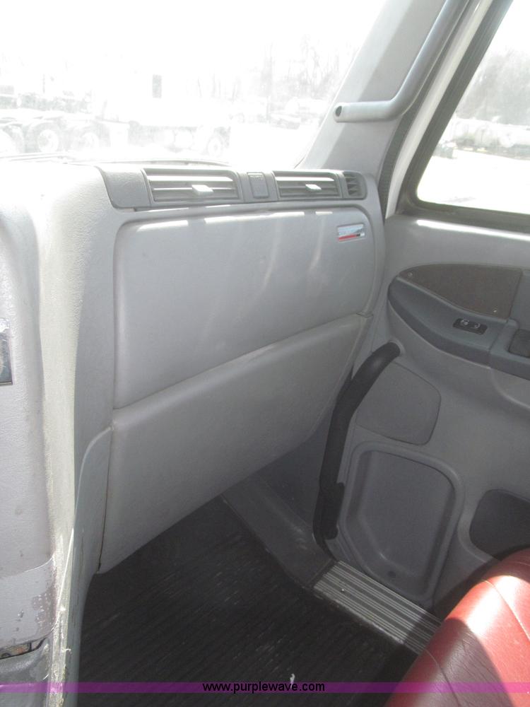 image for item F7341 2005 Freightliner Columbia CL120 semi truck