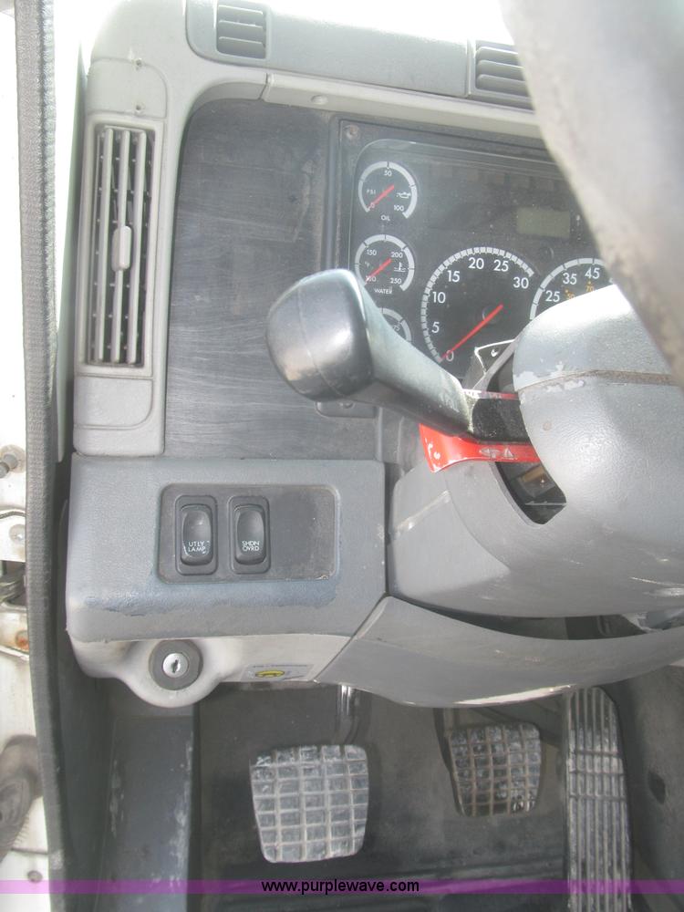 image for item F7341 2005 Freightliner Columbia CL120 semi truck