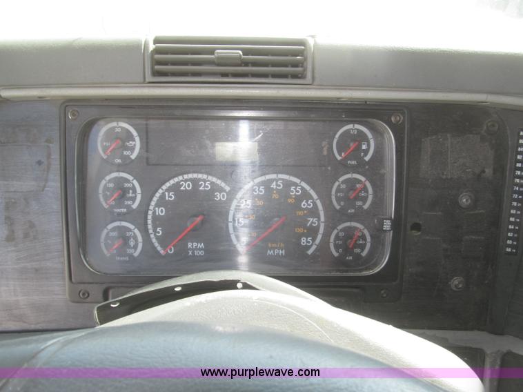 image for item F7341 2005 Freightliner Columbia CL120 semi truck