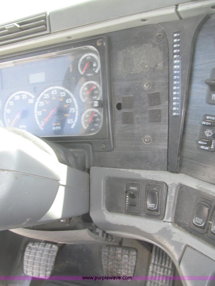 image for item F7341 2005 Freightliner Columbia CL120 semi truck