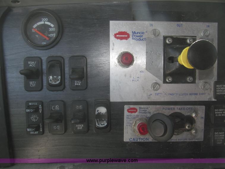 image for item F7341 2005 Freightliner Columbia CL120 semi truck