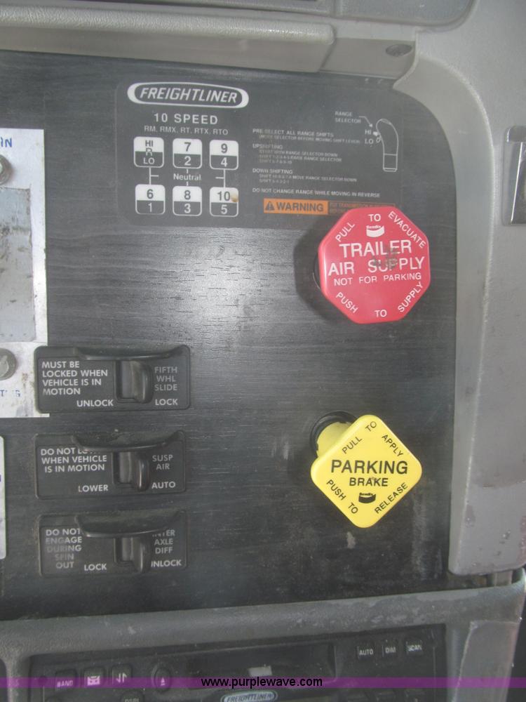 image for item F7341 2005 Freightliner Columbia CL120 semi truck