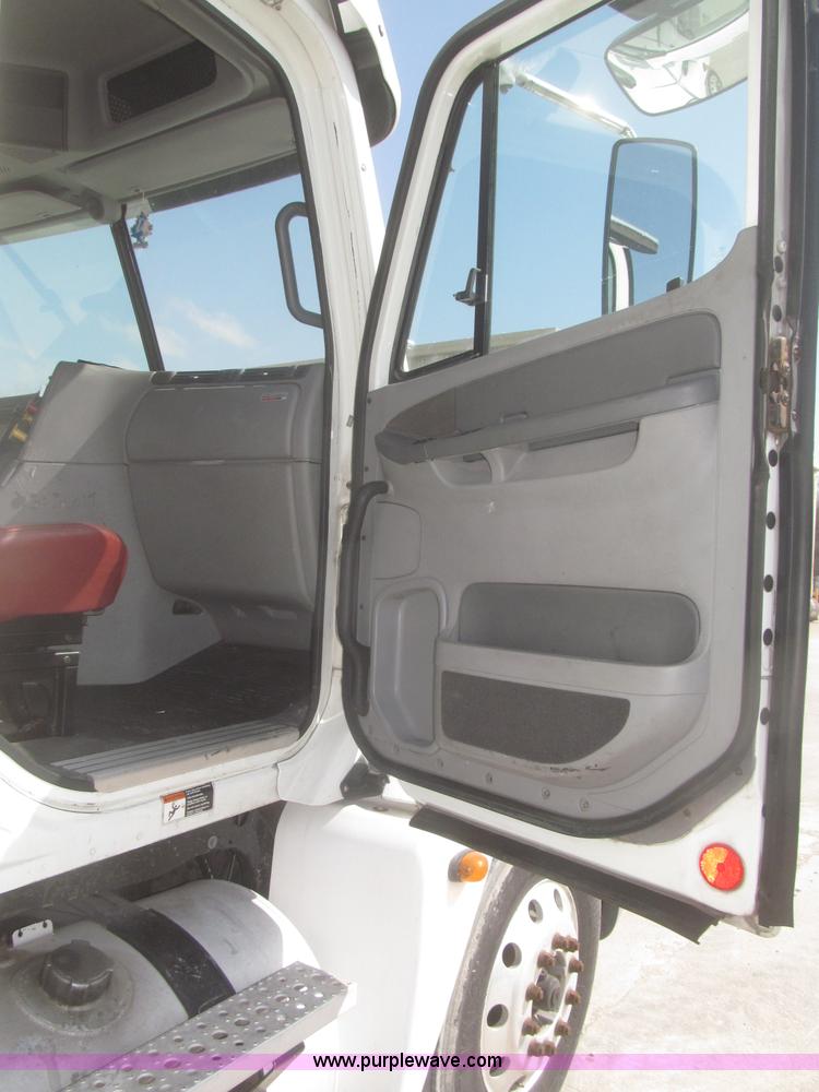 image for item F7341 2005 Freightliner Columbia CL120 semi truck