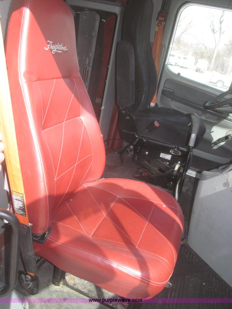 image for item F7341 2005 Freightliner Columbia CL120 semi truck