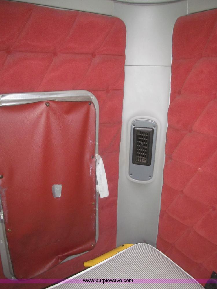 image for item F7341 2005 Freightliner Columbia CL120 semi truck