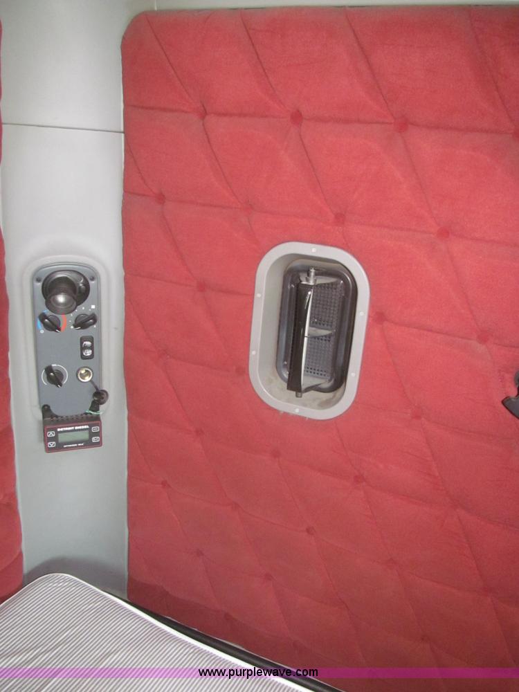 image for item F7341 2005 Freightliner Columbia CL120 semi truck