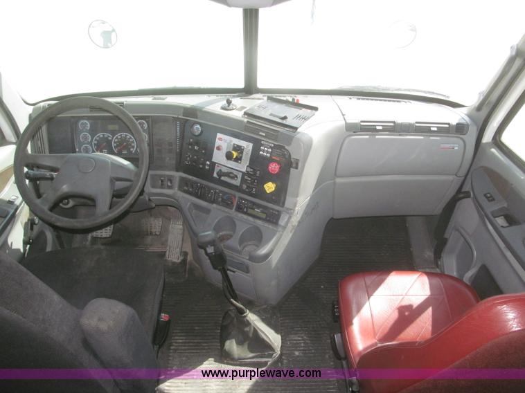 image for item F7341 2005 Freightliner Columbia CL120 semi truck