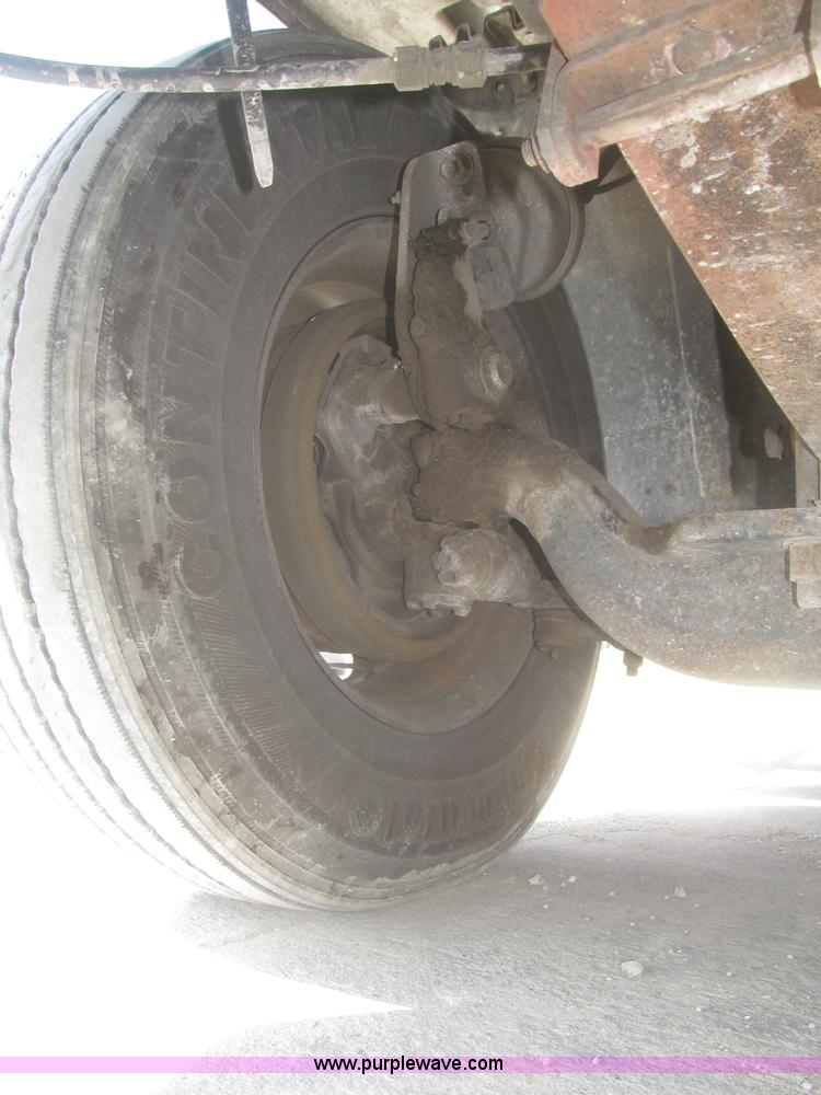 image for item F7341 2005 Freightliner Columbia CL120 semi truck