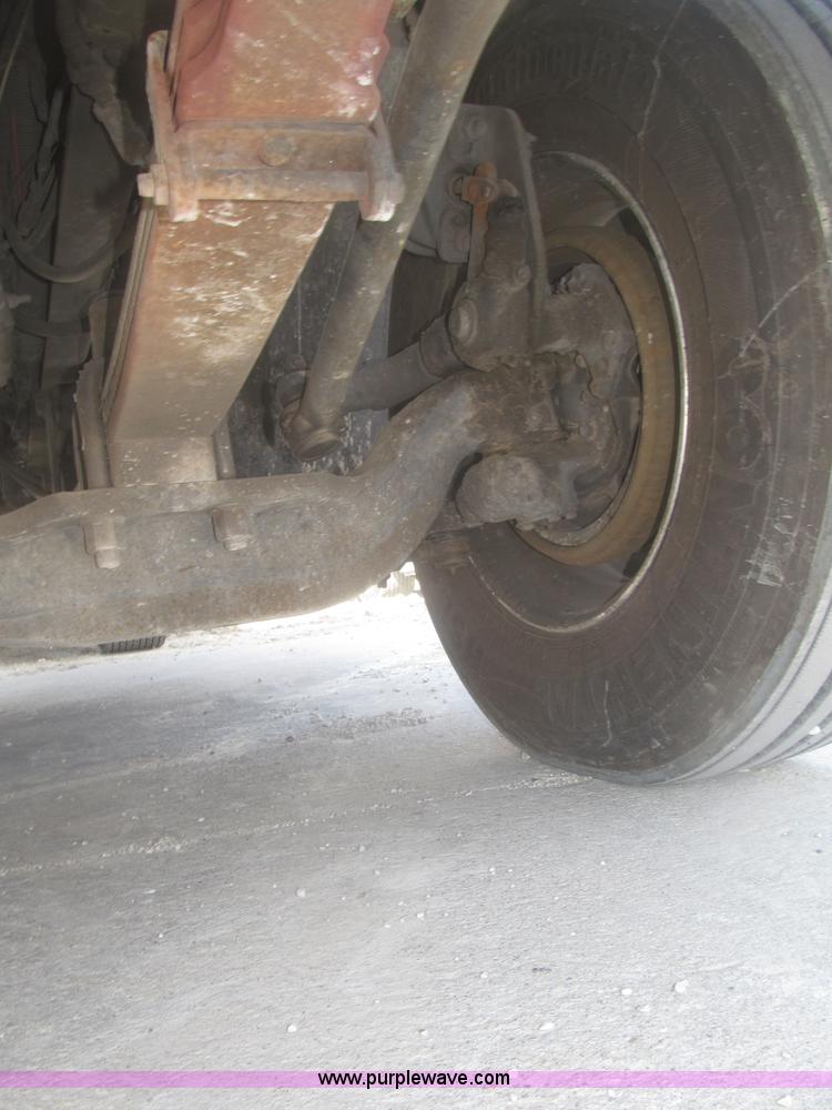 image for item F7341 2005 Freightliner Columbia CL120 semi truck