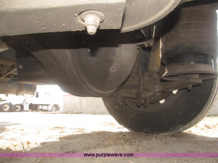 image for item F7341 2005 Freightliner Columbia CL120 semi truck