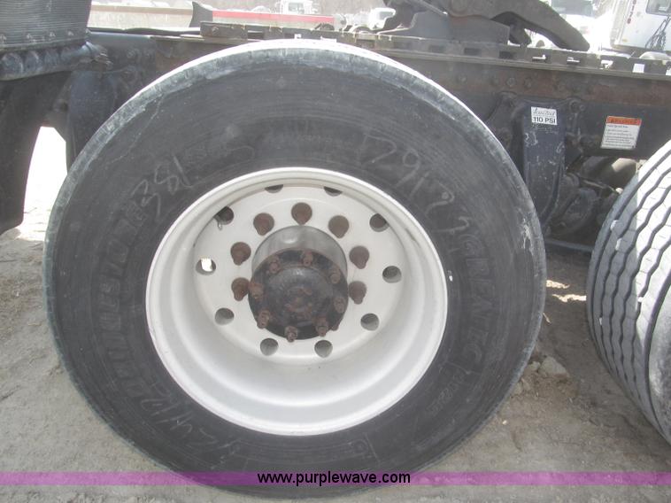 image for item F7341 2005 Freightliner Columbia CL120 semi truck