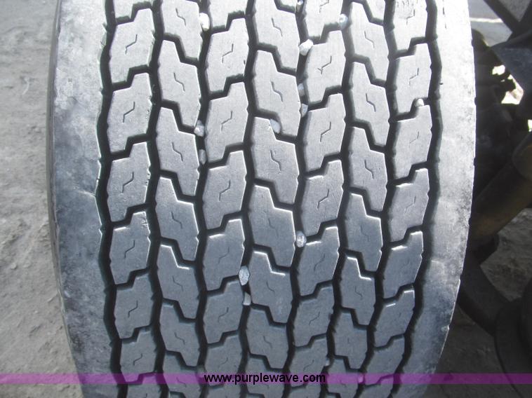 image for item F7341 2005 Freightliner Columbia CL120 semi truck