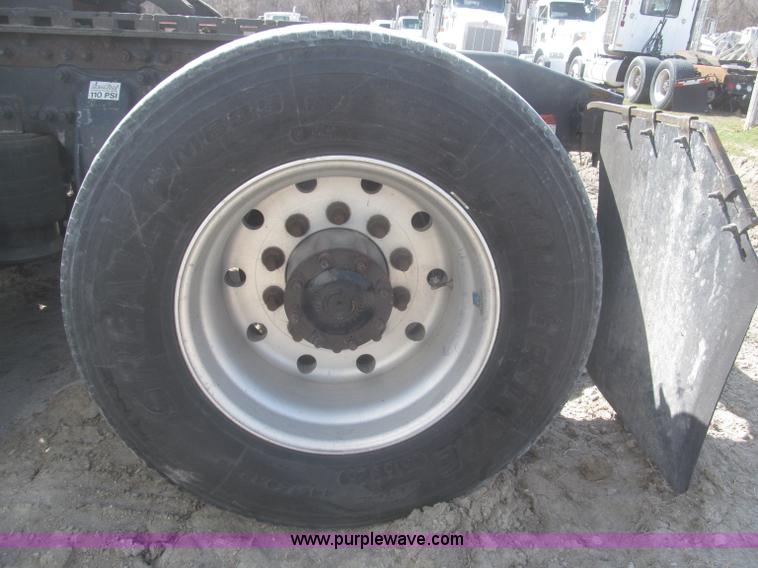 image for item F7341 2005 Freightliner Columbia CL120 semi truck