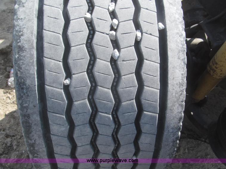 image for item F7341 2005 Freightliner Columbia CL120 semi truck