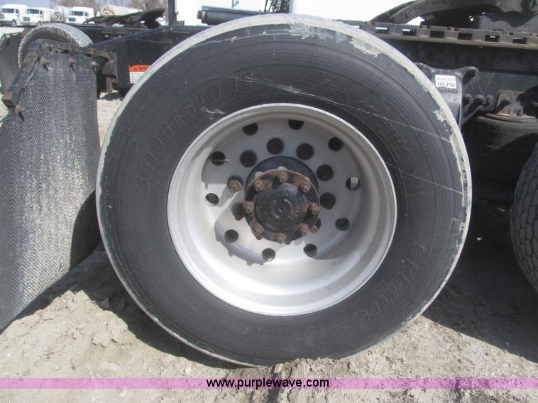 image for item F7341 2005 Freightliner Columbia CL120 semi truck