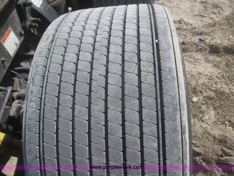 image for item F7341 2005 Freightliner Columbia CL120 semi truck