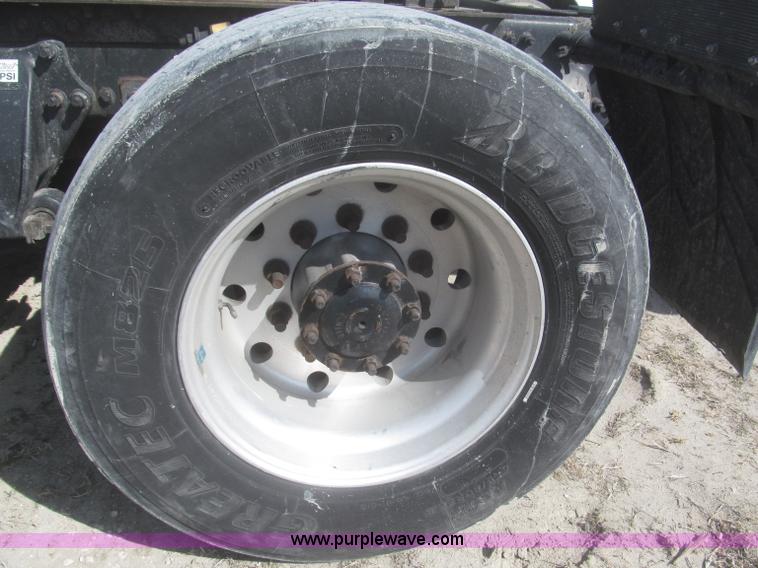 image for item F7341 2005 Freightliner Columbia CL120 semi truck