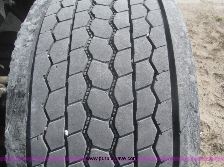 image for item F7341 2005 Freightliner Columbia CL120 semi truck