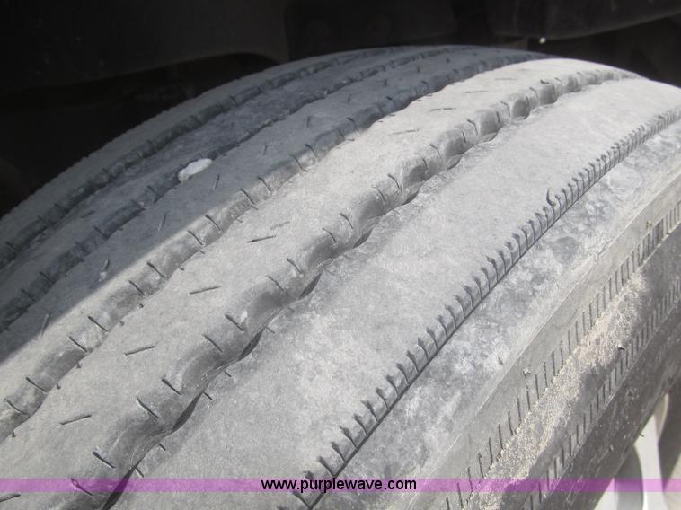 image for item F7341 2005 Freightliner Columbia CL120 semi truck