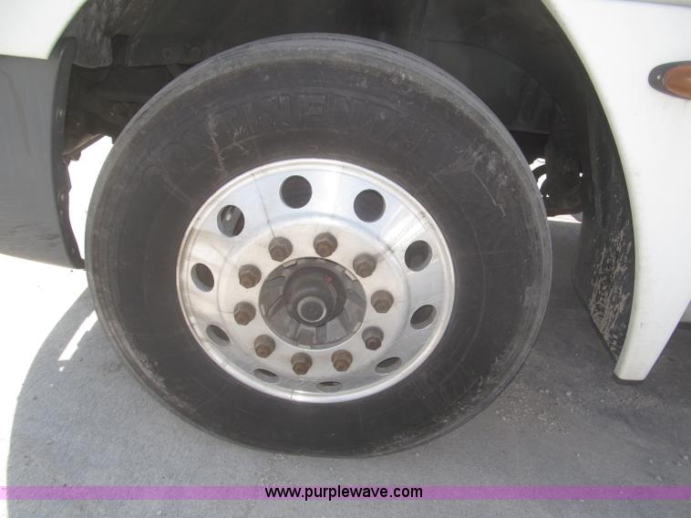 image for item F7341 2005 Freightliner Columbia CL120 semi truck