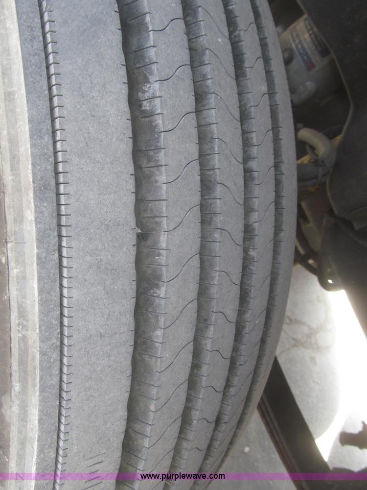 image for item F7341 2005 Freightliner Columbia CL120 semi truck