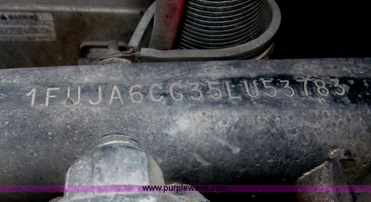 image for item F7341 2005 Freightliner Columbia CL120 semi truck