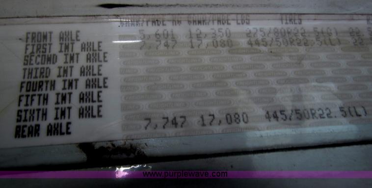 image for item F7341 2005 Freightliner Columbia CL120 semi truck