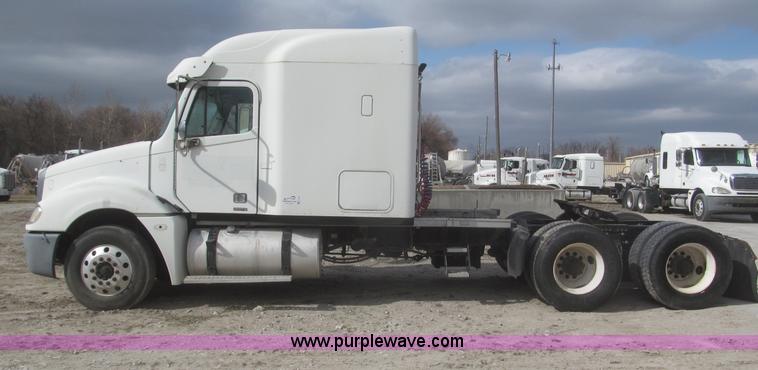 image for item F7342 2005 Freightliner Columbia semi truck