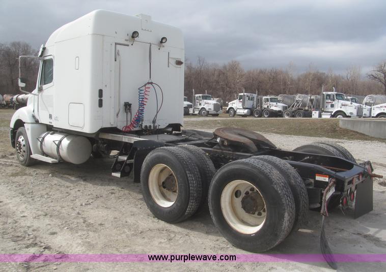 image for item F7342 2005 Freightliner Columbia semi truck
