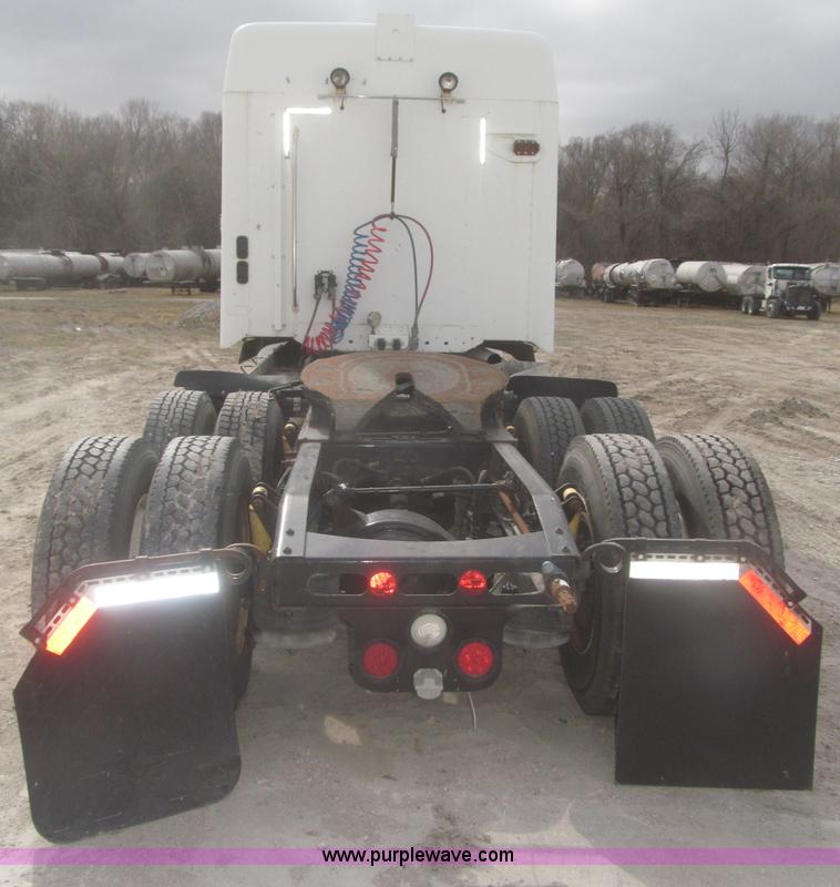 image for item F7342 2005 Freightliner Columbia semi truck