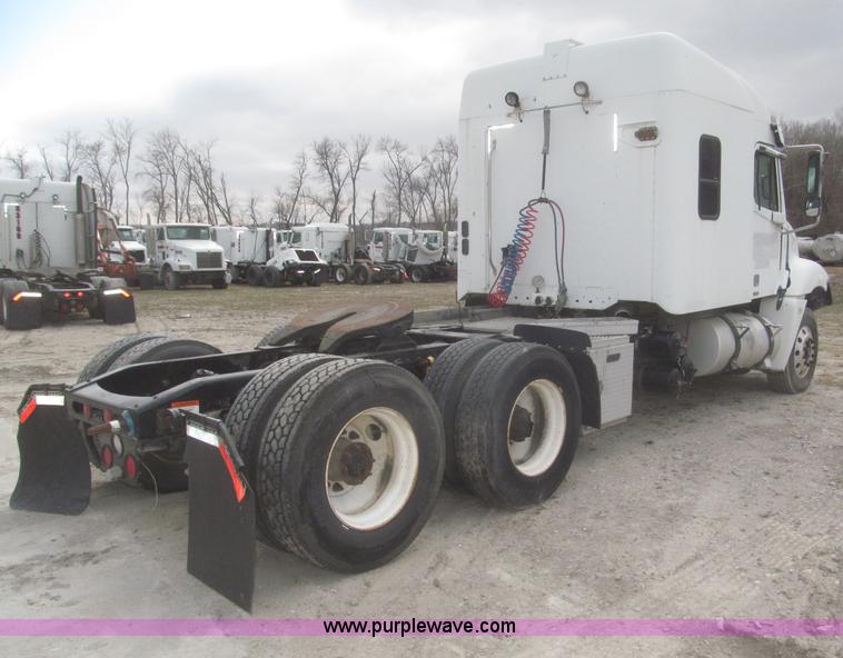 image for item F7342 2005 Freightliner Columbia semi truck