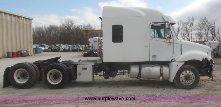 image for item F7342 2005 Freightliner Columbia semi truck