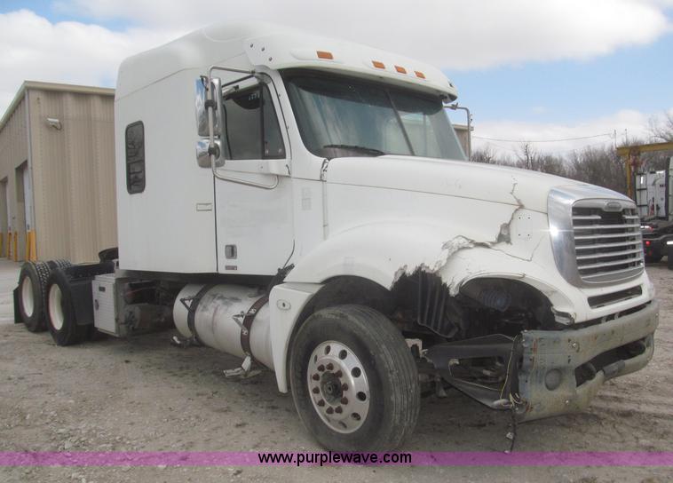 image for item F7342 2005 Freightliner Columbia semi truck