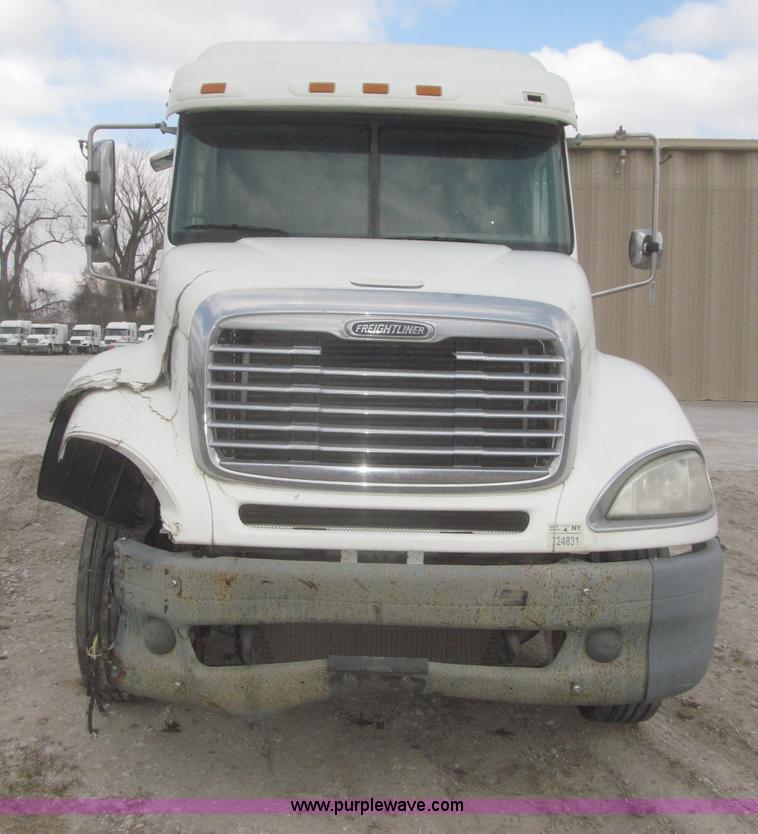 image for item F7342 2005 Freightliner Columbia semi truck