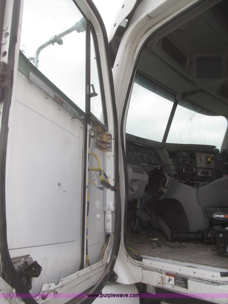 image for item F7342 2005 Freightliner Columbia semi truck