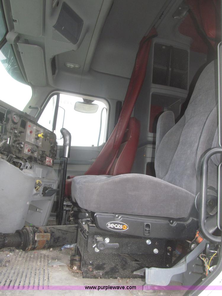 image for item F7342 2005 Freightliner Columbia semi truck