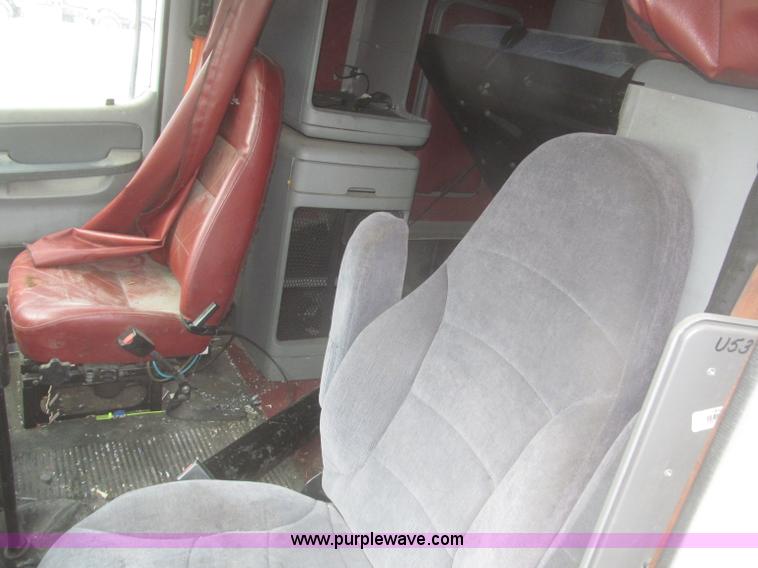 image for item F7342 2005 Freightliner Columbia semi truck