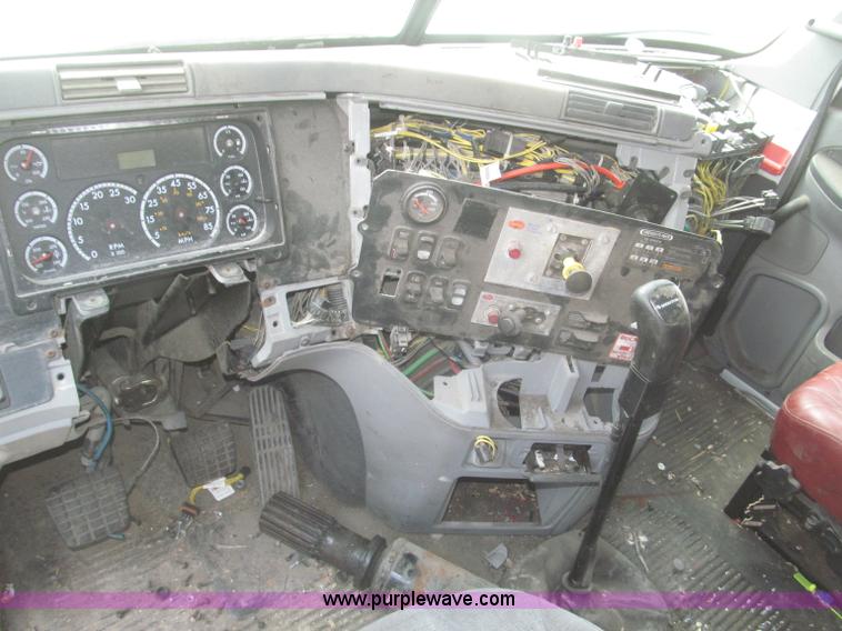 image for item F7342 2005 Freightliner Columbia semi truck