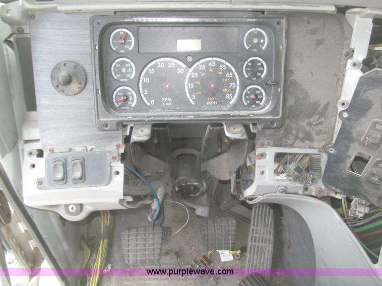 image for item F7342 2005 Freightliner Columbia semi truck